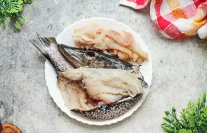 Peiliu nulupkite žuvies filė, palikdami ant odos apie 0,5 cm. Patikrinkite mėsą ir pašalinkite visas kaulų dalis.