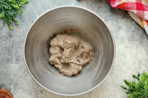 Batoną nuspauskite, sudėkite prie kepenėlių ir dar kartą sutrinkite iki vientisos masės.