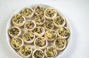 Įdarytas kepurėles dėkite į orkaitę, įkaitintą iki 180 laipsnių, 20 minučių.