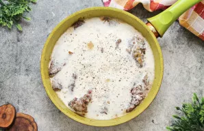 Sumaišykite grietinę su vandeniu ir užpilkite ant kepenėlių.