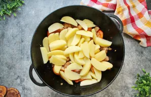 Bulves supjaustykite vidutinėmis skiltelėmis ir sudėkite prie kiaulienos su daržovėmis.