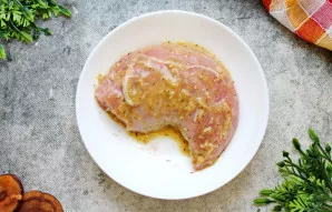 Įtrinkite kalakuto mėsą marinatu iš visų pusių, uždenkite ir padėkite į šaldytuvą 1-2 valandoms.