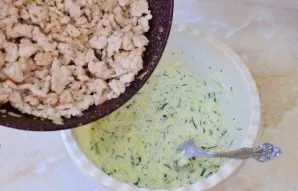 Į cukinijų mišinį sudėkite apkeptą maltą mėsą. Išmaišykite.