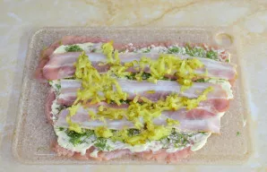 Pridėkite tarkuotus marinuotus agurkus.