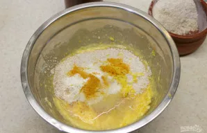 Įdėkite vanilinį cukrų, ciberžolę ir kepimo miltelius. Išminkykite tešlą.