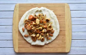 Paruoštą tešlą suformuokite į rutulį ir dėkite ant kepimo popieriaus, šiek tiek suplokite rutulį į paplotėlį. Džiovintus vaisius nusausin...