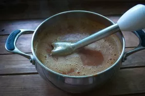 Pačioje pabaigoje įpilkite acto. Galite išspausti česnaką. Nuimkite mišinį nuo ugnies. Sutrinkite jį blenderiu. Masė taps vienalytė.