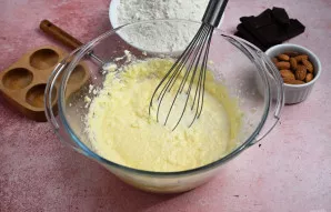 Supilkite pieną ir išmaišykite šluotele.