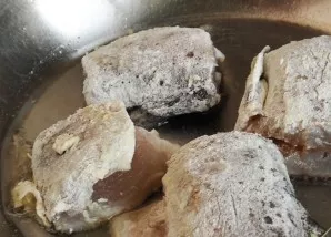 Tada įkaitinkite keptuvę, apvoliokite žuvį miltuose ir apkepkite iš visų pusių.