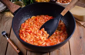 Į keptuvę suberkite pomidorus, įdėkite 3 valg. š. pupelių padažo. Troškinkite viską kartu ant vidutinės ugnies apie 5 minutes.