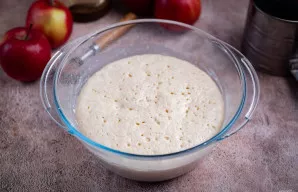 Po pusvalandžio raugas pakils ir taps porėtas.