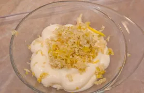 Paruošiame padažą kojai. Tam nulupame česnaką ir imbierą. Imbierą sutarkuojame, česnaką smulkiai sukapojame. Sumaišome su majonezu ir ded...