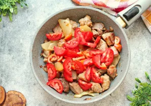 Paprikos viršūnę nupjaukite, išimkite sėklas ir supjaustykite juostelėmis. Pomidorus supjaustykite gabalėliais. Sudėkite daržoves į keptu...