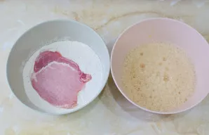 Apvoliokite mėsą miltuose, panardinkite į kiaušinį. Tada dar kartą į miltus ir kiaušinį.