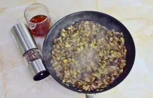 Supilkite vyną. Įberkite druskos ir prieskonių. Pakaitinkite kartu dar 5-7 minutes, kad dalis skysčio išgaruotų. Paruoštą įdarą atidėkite...