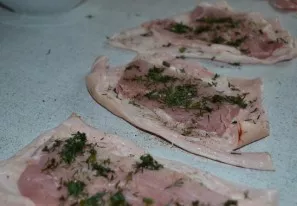 Tada ant odos uždedame šviežių žolelių.