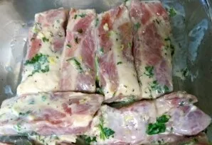 Kai šonkauliukai pasimarinuos, išimkite juos iš marinato ir sudėkite į lengvai aliejumi pateptą kepimo indą. Uždenkite šonkauliukus folij...