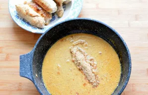 Išimkite suktinukus į lėkštę ir laikykite šiltai. Į padažą sudėkite smulkia tarka sutarkuotus avižinius sausainius - klasikinius, be prie...