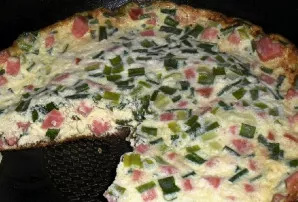 Paruoštą kiaušinienę supjaustykite porcijomis, sudėkite į lėkštes ir patiekite. Skanaus visiems!