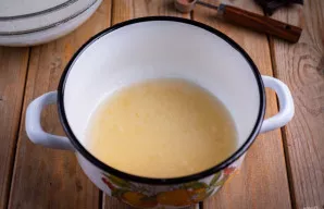 Maišydami mentele ištirpinkite želatiną iki skystos konsistencijos.