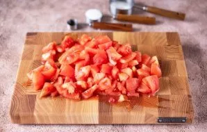 Pomidorų minkštimą supjaustykite mažais gabalėliais.