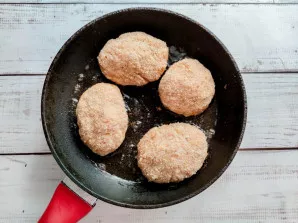 Kepkite kotletus gerai įkaitintoje keptuvėje su augaliniu aliejumi, kol suminkštės.