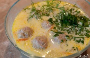 Kai kukuliai iškils į paviršių, įpilkite į sriubą grietinėlės. Užvirkite. Vos tik sriuba su grietinėle užkunkuliuos, išjunkite. Patiekite...