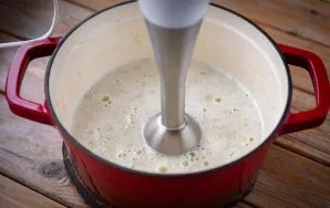 Tada sriubą sutrinkite elektriniu trintuvu iki vientisos masės.