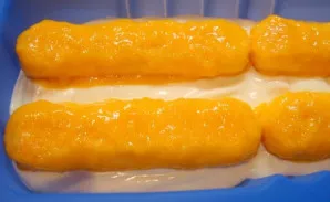 Toliau dėkite parfė sluoksnį, o ant jo - dar vieną sausainių sluoksnį, tik jau ne du, o keturis gabalėlius.