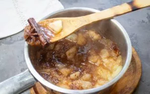 Išimkite cinamono lazdelę ir žvaigždinį anyžių.