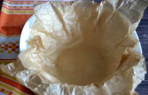 Paruoškite dubenį, išklokite kepimo popieriumi, šiek tiek jį suminkę ir sudrėkinę dėl elastingumo. Jei nesate tikri dėl popieriaus kokybė...