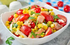 Paruoštas salotas sudėkite į tinkamo dydžio salotinę ir patiekite. Skanaus!