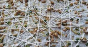 Lavašą išlyginkite, patepkite majonezu pagal skonį. Vienodai paskirstykite įdarą iš vištienos ir kiaušinio.