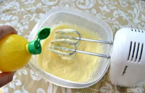 Įpilkite citrinos sulčių (apie 1 šaukštą) ir dar šiek tiek plakite. Pagardinkite druska pagal skonį ir išmaišykite.