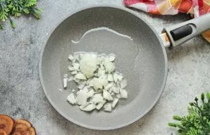 Smulkiai supjaustykite svogūną ir sudėkite į keptuvę su įkaitintu augaliniu aliejumi.