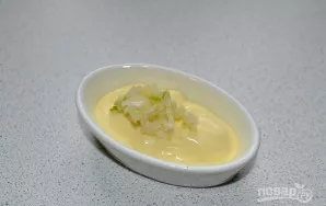 Nulupkite česnaką, perverkite per spaustuvę arba sutarkuokite smulkia tarka. Sumaišykite su majonezu.