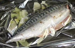 Svogūną supjaustykite ir sudėkite į kepimo maišelį. Skumbrę su marinatu dėkite ant svogūnų. Maišelio kraštus užriškite. Kepkite orkaitėje...