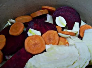 Tada vėl dėkite sluoksnį kopūstų, po to kitas daržoves. Užpildykite puodą sluoksniais.