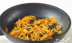 Morką ir petražolę nulupkite ir sutarkuokite vidutinio dydžio tarka. Daržoves apkepkite, kol suminkštės.