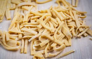 Tą juostelę dar supjaustykite 5–6 cm ilgio gabalėliais.