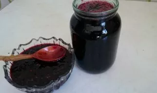 Sudėkite mėlynes į švarius stiklainius. Uždarykite juos plastikiniais dangteliais. Uogienę laikykite vėsioje vietoje. Skanaus!