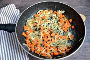 Toje pačioje keptuvėje apkepkite svogūną su morka.