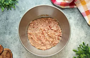 Viską gerai išmaišykite, uždenkite dangčiu ir palikite faršą vėsioje vietoje 15 minučių. Tada „atmuškite“ faršą, kad jis taptų tvirtesnis...