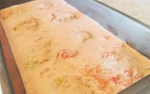Sušlapinkite rankas ir iš paruoštos maltos mėsos suformuokite kukulius, sudėdami juos į kepimo indą. Užpilkite kukulius padažu ir uždenki...