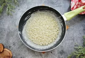 Bešamelio padažui įkaitinkite sviestą keptuvėje ant vidutinės ugnies ir greitai išmaišykite, kad nesusidarytų gumuliukų, suberkite miltus.