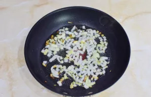 Įdarui smulkiai supjaustytą svogūną kepinkite 1-2 minutes.