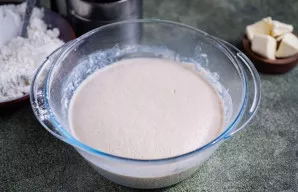 Po pusvalandžio raugas pakils ir taps porėtas.