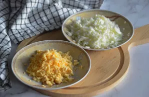 Atskirai sutarkuokite baltymus ir trynius.