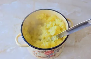 Įdarui imkite bulvių košę. Galite naudoti košę, likusią nuo vakarykščio pietų. Ji jau visiškai atvėsusi.