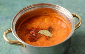 Po to suberkite visus prieskonius, druską ir sudėkite lauro lapus. Pavirkite dar porą minučių.